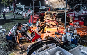 Sửa xe xuyên đêm - Cuộc chiến gay cấn ngoài đường đua tại AXCR 2022