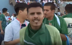 Fan Ả rập Xê út lục túi quần phóng viên Hàn Quốc tìm Messi thất lạc