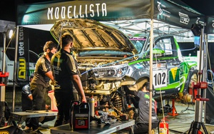 Bên trong lều của đội đua Việt Nam tại AXCR 2022: Nhiều đồ nghề để sửa 'nóng' trong đêm