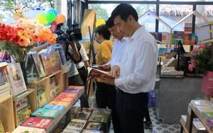 Nhìn từ một đường sách