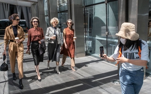 Thế hệ cụ ông, cụ bà Trung Quốc chiếm sóng mạng xã hội nhờ phong cách gừng càng già càng cay