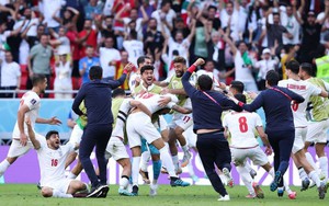 Tuyển Iran "nổ tung" cảm xúc sau chiến thắng nghẹt thở ở World Cup 2022