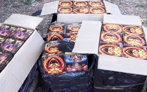 Cặp vợ chồng mua pháo về bán cho tiệm tạp hóa kiếm lời bị Cảnh sát giao thông bắt giữ