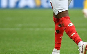 Vì sao Qatar nổi tiếng là vương triều giàu nhất thế giới nhưng lại để các cầu thủ bóng đá mang tất thủng lỗ trên sân cỏ?