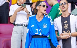 Cựu mẫu Victoria Secret's dùng áo đấu chồng làm váy ở World Cup