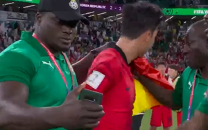 Trợ lý Ghana bị chỉ trích "không có trái tim" vì xin chụp ảnh lúc Son Heung-min đang khóc