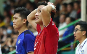 Hồ Văn Ý và cầu thủ futsal Thái Sơn Nam buồn bã khi về nhì ở Cúp Quốc gia