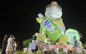 Xuất hiện sinh vật biển khổng lồ đọ độ hot với chú vịt vàng tại Hồ Bán Nguyệt