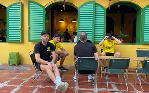 Cầu thủ Dortmund ngồi đường tàu uống cafe trước khi đấu Việt Nam