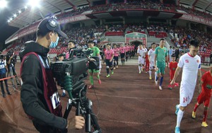 Bản quyền truyền hình V-League: Khi con gà biết... đẻ trứng!
