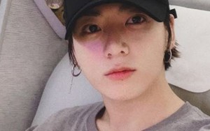 Giai thoại đáng yêu về Jungkook BTS trên máy bay mà một nữ tiếp viên từng chia sẻ