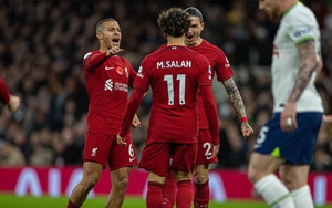 Tottenham 1-2 Liverpool: Salah lập cú đúp, Liverpool bám đuổi top 4
