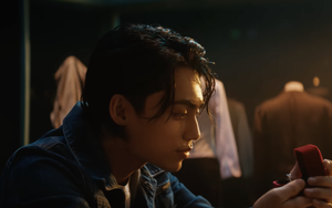 MONO ghi điểm tinh tế khi quyết dầm mưa cùng fan lúc biểu diễn