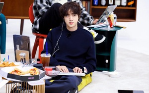 Sau 9 năm, các thành viên BTS vẫn phải trầm trồ trước gương mặt của Jin