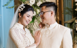 Cô dâu Ngọc Hân xuất hiện xinh đẹp và nổi bật bên chú rể trong tà áo dài tại hôn lễ