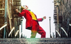 Joker 2 công bố khung hình đầu tiên đầy ám ảnh, cho thấy nhân vật chính đang bị nhốt trong trại tâm thần Arkham