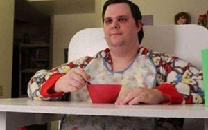 Dạy con sai cách, 'cậu bé khổng lồ' 33 tuổi vẫn phải mặc bỉm, ngủ cũi: Tưởng là thương con nhưng vô tình đánh mất cơ hội trưởng thành một đời 