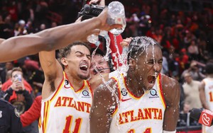 MXH trở nên "bấn loạn" trước cú ném buzzer-beater không tưởng của sao trẻ Atlanta Hawks