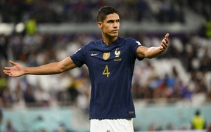 Varane đang 'dìu dắt' hàng thủ đội tuyển Pháp