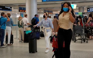 Mỹ khuyến cáo người dân đeo khẩu trang trở lại