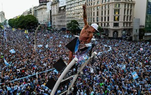 Fan mạo hiểm tính mạng ăn mừng Messi và Argentina vào chung kết World Cup 2022
