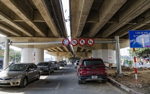 Hà Nội: Cầu sắt 65 tỷ bắc qua hồ Linh Đàm biến thành bãi đỗ ô tô, nơi đổ rác