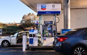 Giá dầu thế giới tăng trên ngưỡng 80 USD/thùng khi đồng USD giảm