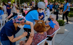 Thế giới năm 2022 căng mình ứng phó với nguy cơ “dịch chồng dịch”