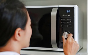 Từng "thao túng tâm lý" người dùng khắp thế giới, doanh số lò vi sóng đang giảm tới một nửa: Điều gì khiến "ông vua nhà bếp" hết thời?