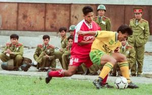 Cuộc đời sau ống kính: Xem bóng đá ở 'chảo lửa' Lạch Tray 25 năm trước