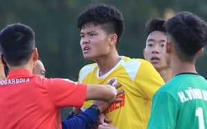 U21 Hà Nội và Nutifood xô xát nhau với 1 thẻ đỏ, 2 thẻ vàng