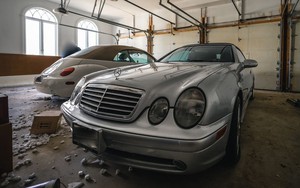 Đột nhập biệt thự hàng trăm tỷ đồng, nhiếp ảnh gia thất thần: Kho đồ hiệu bị bỏ quên cả chục năm, Mercedes cũng không thoát khỏi ‘thảm cảnh’