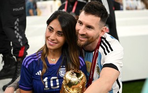 Khoảnh khắc tình nhất World Cup 2022: Messi hạnh phúc ôm vợ và cúp vàng thế giới vào lòng