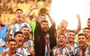 Bí ẩn chiếc áo choàng Messi mặc khi nhận cúp