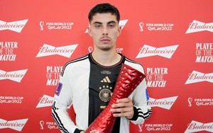 Kai Havertz mặt 'buồn thiu' khi nhận giải Cầu thủ xuất sắc nhất