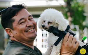 Người đàn ông ngoại quốc chế tạo xe lăn cho hàng trăm chó, mèo khuyết tật ở Việt Nam