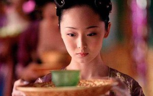 Mỗi sáng cung nữ tranh nhau làm một việc cho Hoàng đế bất chấp nguy hiểm tính mạng, nếu trót lọt thì 'một bước lên mây'