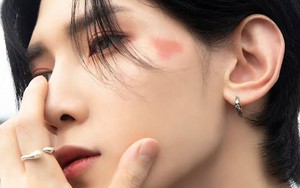 Fan phấn khích ngắm ảnh teaser với vết bớt hình trái tim của Yeosang ATEEZ