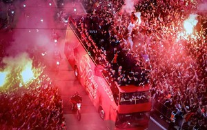 Biển người, pháo sáng rực đỏ chào đón tuyển Ma rốc về nước