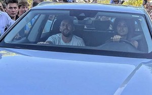 'Nóc nhà' trực tiếp lái xe, đưa Messi trở về nhà giữa vòng vây người hâm mộ