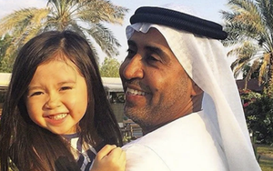 Cô bé xinh như thiên thần từng bị đồn được đại gia Dubai nhận nuôi giờ đã lớn bổng, biết tới 4 thứ tiếng