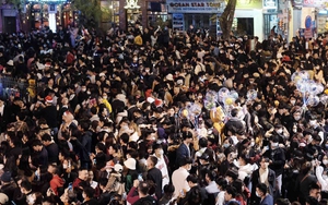 Cảnh tượng đông nghịt ở trung tâm Hà Nội đêm Giáng sinh: Hàng ngàn người đổ ra đường đi chơi, check-in