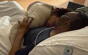 Xúc động hình ảnh con gái ôm Vua bóng đá Pele trong bệnh viện