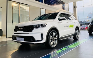 Kia Sorento hybrid ồ ạt về đại lý: Giá từ 1,4 tỷ đồng, bản cắm sạc đắt hơn nửa tỷ so với máy xăng