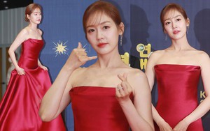 "Nữ thần đẹp nhất Kpop" lần đầu lộ diện sau ồn ào với bạn trai Park Min Young, đẹp lộng lẫy vẫn lộ điểm trừ giữa thảm đỏ