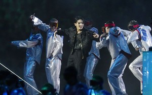 13 bức ảnh ngôi sao của năm: Jungkook BTS kiêu hãnh giữa dàn sao ngoại