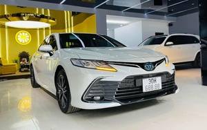 Toyota Camry biển tứ quý 8 giảm giá 400 triệu sau 1 tháng: Giá mới vẫn ngang Lexus ES 'đập hộp'