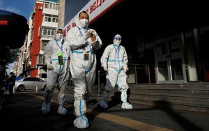 Trước thềm năm mới, người dân Trung Quốc săn lùng chanh vàng, đào, thuốc cổ truyền để chống dịch Covid-19