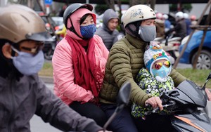 Thời tiết Hà Nội đột ngột đổ mưa rét, người già phải vào viện vì bệnh hô hấp: Cảnh báo tình trạng nhiều người có thể rơi vào tình trạng "sốc nhiệt"