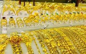 Giá vàng thế giới vọt lên mức cao nhất trong sáu tháng